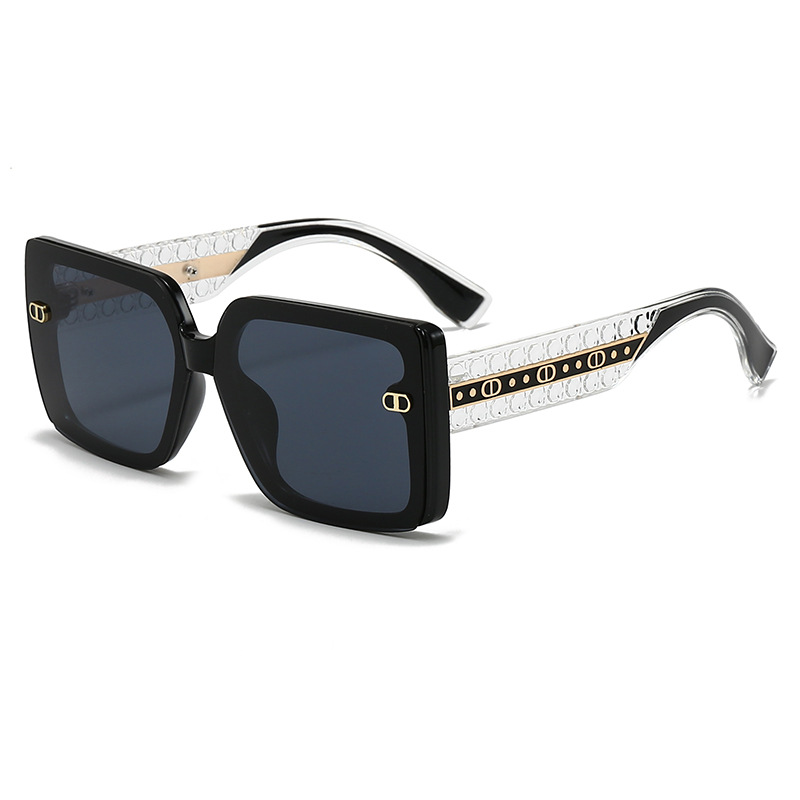 Street Fashion Photography - Retro Minimalist Large Frame Fashion Glasses