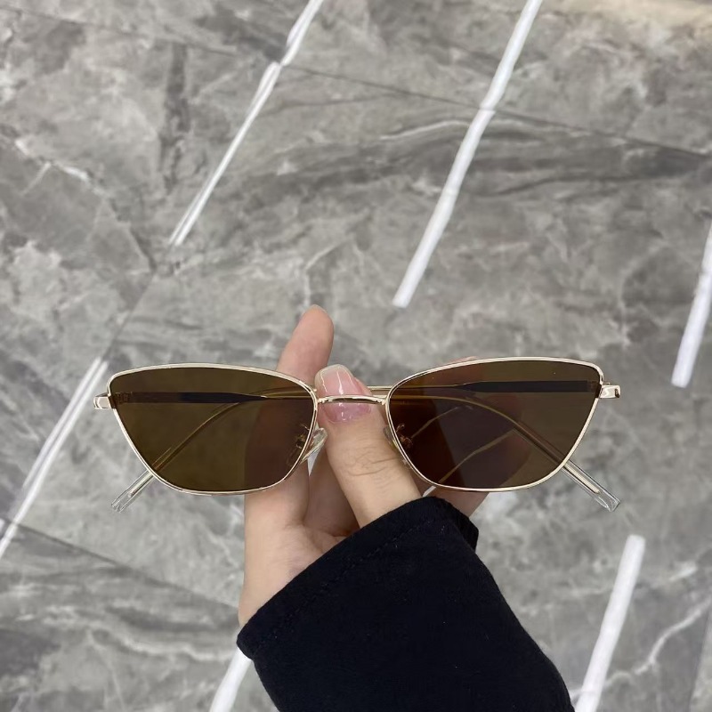 Fashionable Rhombus-Shaped Met - Street Fashion Photography recension och pris