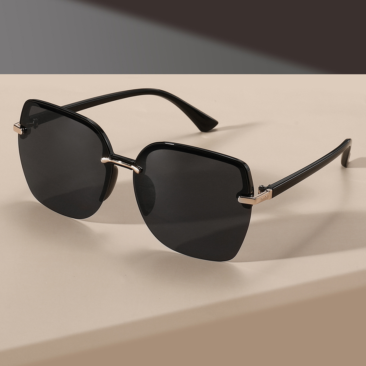 Retro Minimalist Large Square  - Street Fashion Photography recension och pris